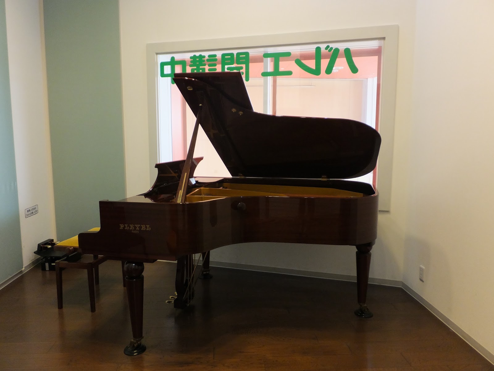 ヤマハの昔の1つのブランドであるカイザーのグランドピアノ